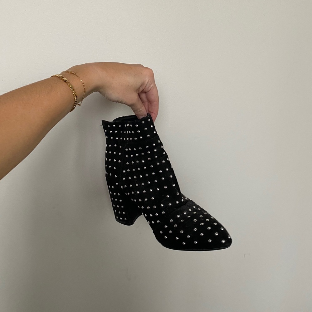 Stiffen black heeled booties